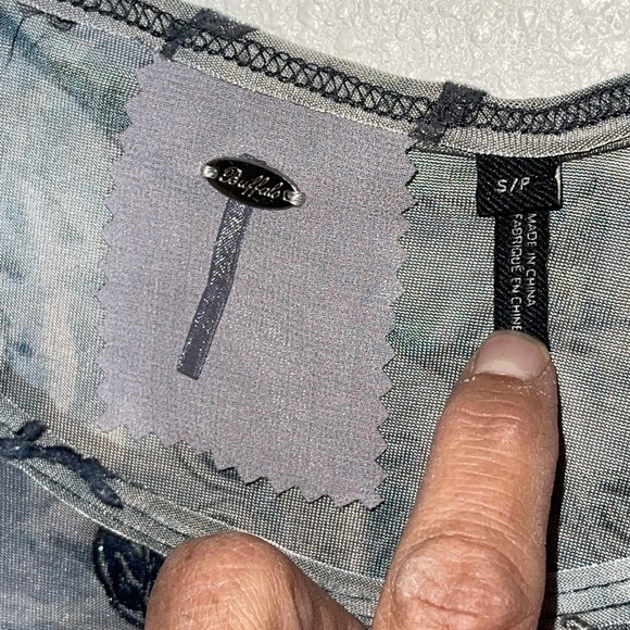 Buffalo Gray Velour Floral Bodysuit. Size S/P - Picture 4 of 6